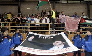 Des Jordaniens réunis pour suivre l'élection de la présidence de la Fifa et soutenir le Prince Ali, le 29 mai 2015 à Amman