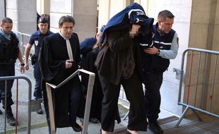 Ludivine Chambet à son arrivée mardi 9 mai devant la cour d'assises de Savoie, où elle est jugée pour avoir empoisonné treize résidents d'une maison de retrait/ AFP PHOTO / JEAN-PIERRE CLATOT