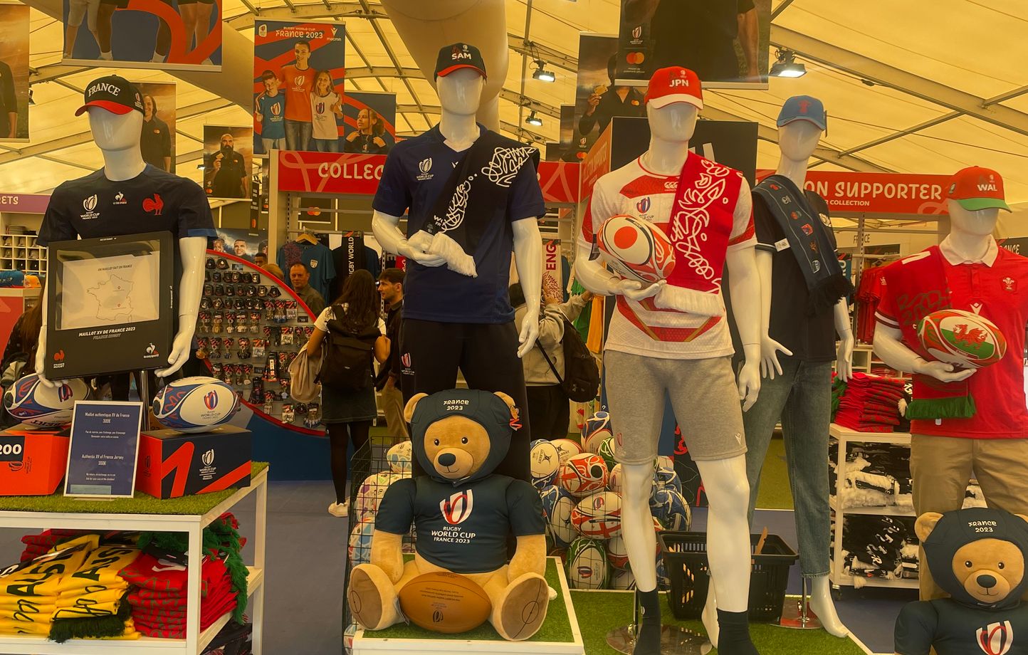 La boutique officielle dédiée à la Coupe du monde du rugby est ouverte jusqu'au 4 novembre 2023, place de la Concorde, dans le Village rugby. 