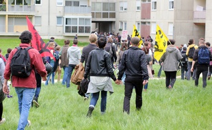 Des manifestants traversent le square des Hautes-Chalais à Rennes, lors d'une manifestation contre la loi Travail, ici le 17 mai 2016.