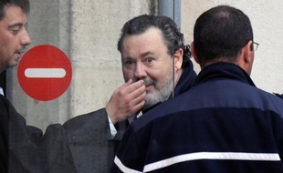 Philippe Berre, qui comparaissait jeudi devant le tribunal correctionnel de La Rochelle pour s'être présenté faussement comme un fonctionnaire venu à la rescousse de sinistrés de la tempête Xynthia, a minimisé ses escroqueries et assuré sans vraiment se livrer qu'il voulait juste "aider".