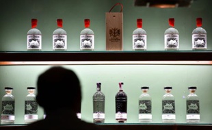 Des bouteilles de gin dans une distillerie à Londres le 16 octobre 2015