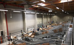 La mise en bac sur le Quai 30, le nouveau site logistique de La Redoute, installé à Wattrelos, dans le Nord.