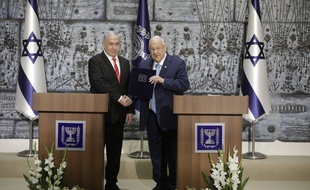 Le président israélien Reuven Rivlin a chargé Benjamin Netanyahou de former un gouvernement.