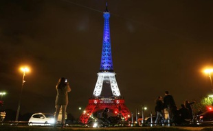 La Tour Eiffel illuminée aux couleurs du drapeau français le 16 novembre 2015, trois jours après les attentats