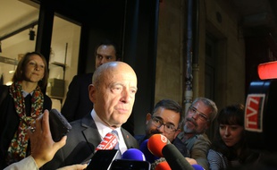 Alain Juppé, à la sortie du magasin «Yvonne» qui a subi des dégradations dans le quartier Saint-Michel