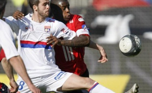 Miralem Pjanic contre Lille au stade Gerland le 11 avril 2010, avec le sponsor betclic sur la manche
