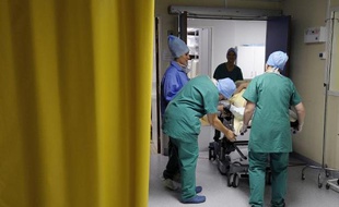 Des infirmiers préparent un patient pour le bloc opératoire au CHU d'Angers le 24 octobre 2013