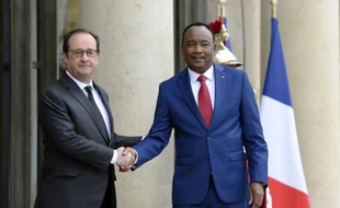 Le président français François Hollande (G) accueille son homologue nigérien Mahamadou Issoufou (D), le 2 juin 2015 à Paris