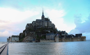 Le Mont-Saint-Michel pris par la marée, le 21 février 2015