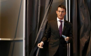 Le Premier ministre Manuel Valls sort de l'isoloir dans un bureau de vote d'Evry le 6 décembre 2015