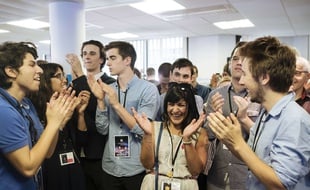 Les militants parisiens de LREM célèbrent le premier tour des élections législatives dans leur QG de Paris, le 11 juin 2017.