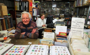 Fernand et Josiane, fondateur et co-gérante de la Bourse aux timbres à Nantes.