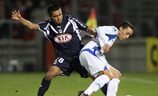 Le défenseur bordelais Benoît Trémoulinas (en bleu), à la lutte avec l'Auxerrois Kamel Chafni, lors d'un match de L1, le 12 janvier 2008 à Bordeaux.