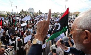 Des manifestants rassemblés pour réclamer le départ d'ex-rebelles de leur quartier général à Tripoli, le 15 novembre 2013