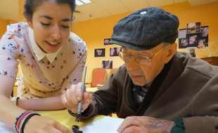Gaston, l'un des résidents de l'établissement pour les malades d'Alzheimer d'Eragny sur Oise, le 17 septembre 2016. Ici, lors d'un atelier «réminiscence» sur l'école.