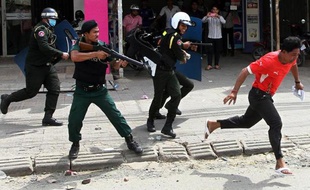 Une femme a été tuée mardi au Cambodge lors d'une manifestation d'ouvriers du textile fournissant de grandes marques internationales qui a été réprimée à balles réelles par la police, ont dénoncé des ONG.