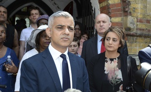 Sadiq Khan le 18 juin 2017, à la sortie d'un office religieux dédié aux victimes de l'incendie de la tour Grenfell.