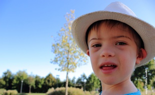 Baptiste, 3 ans et demi, scolarisé depuis la rentrée, n'a pas d'auxiliaire de vie scolaire, comme cela était prévu.
