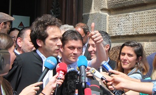 Daniel Legrand et son avocat Julien Delarue devant la cour d'assises d'Ille-et-Vilaine à Rennes après l'acquittement de Daniel Legrand.