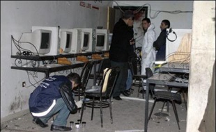 Le kamikaze de l'attentat de Casablanca, qui a fait quatre blessés dimanche, a fait exploser sa bombe après avoir eu une altercation avec le patron d'un cybercafé qui lui reprochait de taper trop fort sur le clavier d'un ordinateur, a rapporté lundi la télévision nationale.
