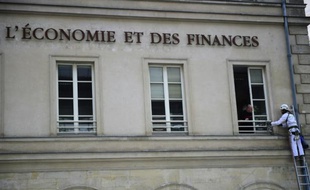 Environ 200 salariés et syndicalistes du commerce parisien ont lancé "un coup de semonce" en manifestant devant Bercy pour marquer leur opposition au travail du dimanche