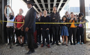 A New York, la foule vient admirer une création de Banksy, le 18 octobre 2013. Une oeuvre protégée par des vigiles.