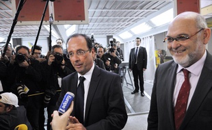 Robert Hue et François Hollande le 12 avril 2012, lors d'un déplacement de campagne du candidat PS à la présidentielle à Clermont-Ferrand.