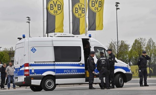 La police sécurise les environs du terrain d'entraînement des joueurs du Borussia Dortmund le 12 avril 2017.