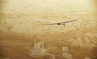 L'avion solaire Solar Impulse, le 10 mars 2015, au-dessus de Muscat, capitale du sultanat d'Oman.