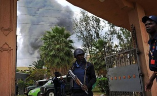 Le commando islamiste armé qui a pris d'assaut samedi un centre commercial de Nairobi y détenait toujours mardi matin des otages "vivants", affirment sur leur nouveau compte Twitter les islamistes somaliens shebab, qui ont revendiqué l'attaque.