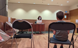 A cause du Covid, Nolwenn Perrichot, juge des enfants à Nanterre, tient ses audiences éducatives dans une grande salle du tribunal
