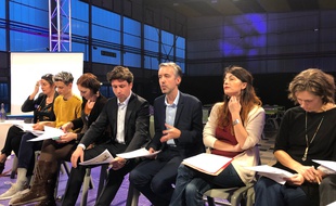L'écologisteAntoine Maurice entouré des porte-paroles de la liste Archipel Citoyen à Toulouse.