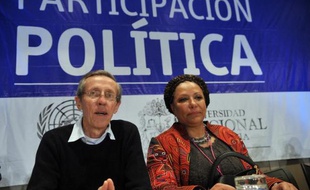 Antonio Navarro, ancien combattant au sein du Mouvement du 19 avril (M-19) et l'ancienne sénatrice Piedad Cordoba le 28 avril 2013 à Bogota