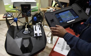 Un "drone" aquatique et électrique de la start-up savoyarde CT2MC présenté au salon de la croissance verte Pollutec, le 5 décembre 2014 à Chassieu (Rhône)