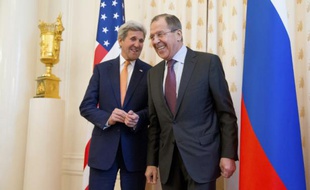 Le chef de la diplomatie russe Sergueï Lavrov (D) et son homologue américain John Kerry, le 24 mars 2016 à Moscou