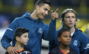 Cristiano Ronaldo et Luka Modric avant un match du Real Madrid à Dortmund, le 26 septembre 2017.