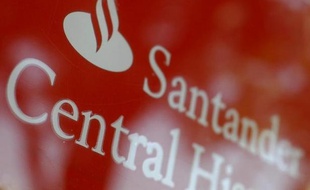 Santander, premier groupe bancaire par capitalisation de la zone euro, a annoncé lundi la démission de son directeur général Alfredo Saenz, et son remplacement par Javier Marin, responsable de la division assurance, gestion d'actifs et banque privée du groupe.