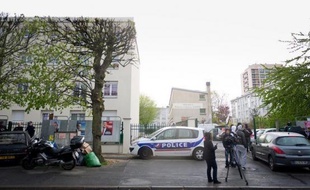 Yoni Palmier, mis en examen pour les meurtres de l'Essonne, est décrit par les enquêteurs comme un marginal "déséquilibré" mais énigmatique, tandis que ses voisins assurent ne l'avoir "jamais vu" au guidon de la moto qui a permis de l'identifier.