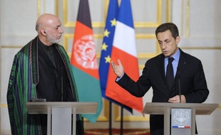 La décision de Nicolas Sarkozy d'avancer à fin 2013 le retrait des troupes françaises d'Afghanistan est à la fois guidée par le contexte électoral de la présidentielle et des contraintes logistiques lourdes, avec 3.600 soldats et une grande quantité de matériel à rapatrier.