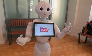 Le robot Pepper en gare de Nort-sur-Erdre mercredi 9 décembre 2015.