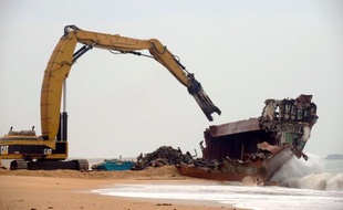 Les opérations de découpage du cargo TK Bremen, échoué le 16 décembre sur la plage d'Erdeven (Morbihan) se déroulent plus vite que prévu et devraient s'achever en milieu de semaine prochaine "au plus tard", a-t-on appris mardi auprès de l'entreprise chargée du chantier.
