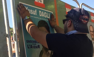 Souffrant d'un manque de notoriété et d'argent, Yusuf Dagli, 19 ans, qui se présente dans la 11e circonscription du Rhône, a collé lui-même ses affiches
