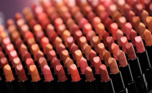 L'entreprise japonaise Shiseido a annoncé vendredi qu'elle cessait de tester ses cosmétiques sur les animaux, au moment où l'Union européenne s'apprête à interdire les produits fabriqués avec de tels essais.