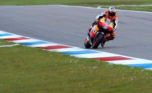 L'Australien Casey Stoner (Honda) partira en position de pointe samedi lors du Grand Prix des Pays-Bas, 7e manche du Championnat du monde, après avoir signé le meilleur temps des qualifications en MotoGP, vendredi sur le circuit d'Assen.