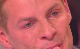 Matthieu Delormeau en larmes face à la caméra cachée dont il a été la victime.