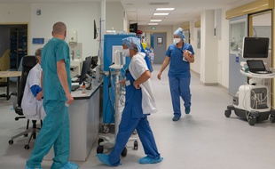 Plus de 2.700 malades du Covid-19 étaient hospitalisés en réanimation lundi 26 octobre