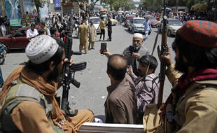 Des talibans se prennent en photo en selfie dans les rues de Kaboul.