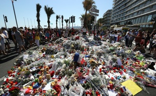 Des fleurs le 17 juillet 2016 sur la Promenade des Anglais à Nice en hommage aux victimes de l'attaque terroriste