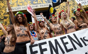 Les Femen devant le Lavoir Moderne à Paris (18e), où elles avaient installé leurs locaux, endommagés par un incendie le 21 juillet 2013